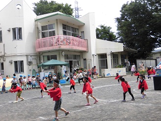 きりっとした表情で発表する5歳児の様子の写真