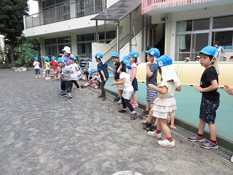 4歳児が応援している様子の写真