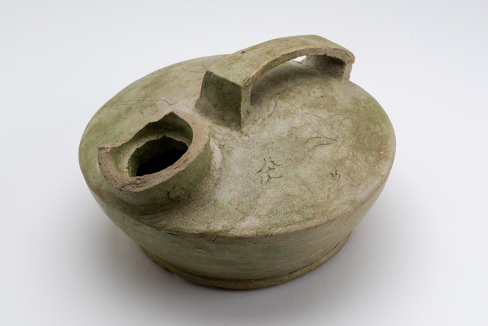 神明上遺跡出土の緑釉陶器（平瓶）
