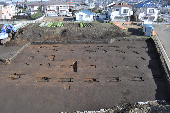 写真：平山遺跡検出の大型四面廂建物跡