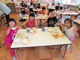 出来上がりのカレーを味わっている様子の写真