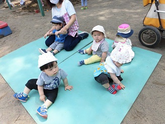 0歳児シートのうえで遊んでいる様子の写真