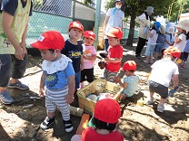 写真：1歳児の砂遊び