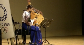 写真：ウクライナの音楽の世界　出演者カテリーナ　ウクライナの民族楽器バンドゥーラの演奏
