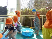 1歳水遊びの写真3