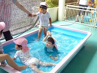 2歳水遊びの写真4