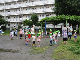 五歳児の隣で三歳児が真似をして踊っている写真