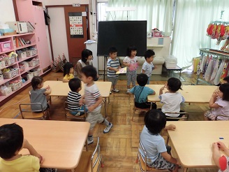 2歳児クラス誕生会の様子の写真