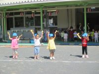 よさこい踊りをしている子どもの写真