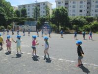 よさこい踊りをしている子どもの写真