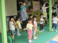 よさこい踊りをしている子どもの写真