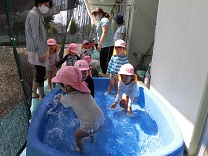 写真：2歳児うさぎ組の水遊び