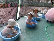 写真：0歳児ひよこ組の水あそび