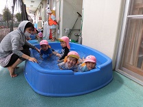 写真：2歳児うさぎ組の水遊び