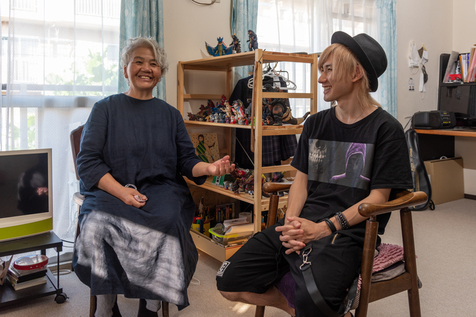 写真：里親と元里子の笑顔の2ショット