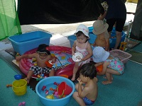 1歳児りす組が水遊びをしている写真