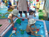 2歳児うさぎ組が水遊びをしている写真