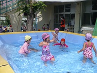 3歳児こあら組がプールで遊んでいる写真