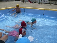 4歳児ぞう組がプールで遊んでいる写真
