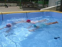 5歳児らいおん組がプールで遊んでいる写真