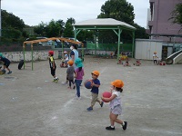 みさわ保育園の園児がボールで遊んでいる写真