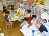 1歳児りす組が午後のおやつを食べている写真