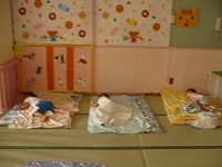 1歳児りす組が昼寝をしている写真