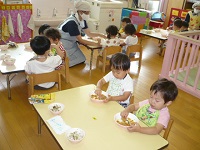 1歳児りす組が給食を食べている写真