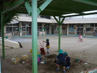 みさわ保育園の園児が砂場で遊んでいる写真