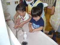 1歳児りす組が手を洗っている写真