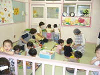 1歳児りす組が夕方保育で遊んでいる写真