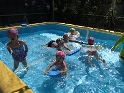 三歳児がプールで遊んでいる写真