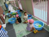 水遊びをする子ども達の写真