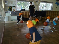 4歳児ぞう組がバスケットのドリブルを練習している写真