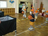 4歳児ぞう組がバスケットボールでシュート練習をしている写真