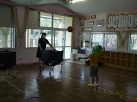 5歳児らいおん組がバスケットボールでシュート練習をしている写真
