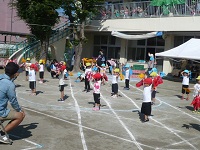 3歳児こあら組が運動会のダンスを踊っている写真