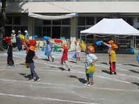 4歳児ぞう組が運動会のダンスを踊っている写真
