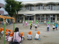 5歳児らいおん組が運動会でやる縄跳びをしている写真