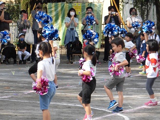 チアダンスを元気に踊る子どもたちの様子の写真