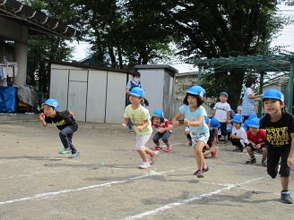 4歳児のかけっこの様子の写真