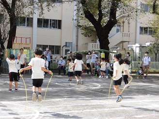 縄跳びの前とびの様子の写真