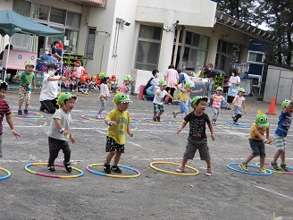 3歳児が踊りを踊っている様子の写真