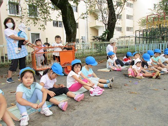 運動会リハーサルを見学しているところの写真