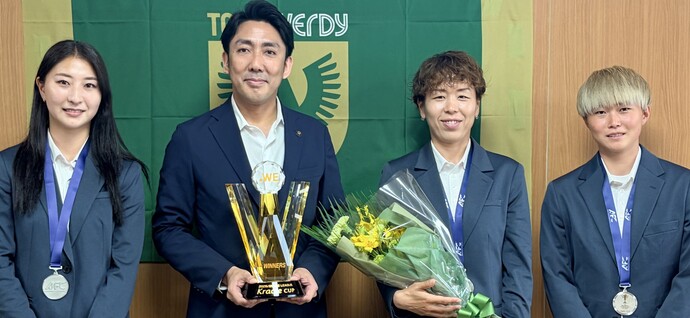 塩越選手、岩清水選手、氏原選手と古賀市長の写真