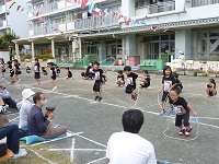 縄跳びをする子供の写真1