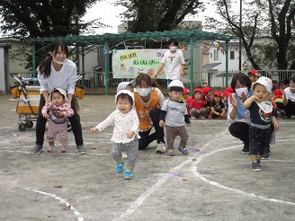 0歳児（ひよこ組）かけっこをしている写真