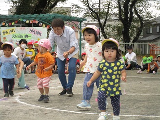 1歳児（りす組）かけっこをしている写真