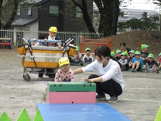 0歳児（ひよこ組）巧技台を上っている写真