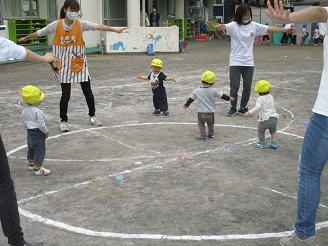 0歳児（ひよこ組）リズム遊びをしている写真